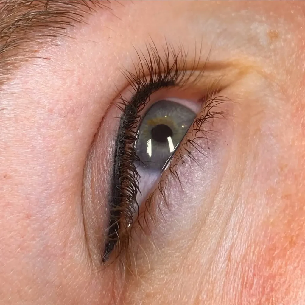 PMU eyeliner behandeling bij Dermaé in Landgraaf voor een pigmentlijn langs de wimperrand en een langdurige eyeliner look.