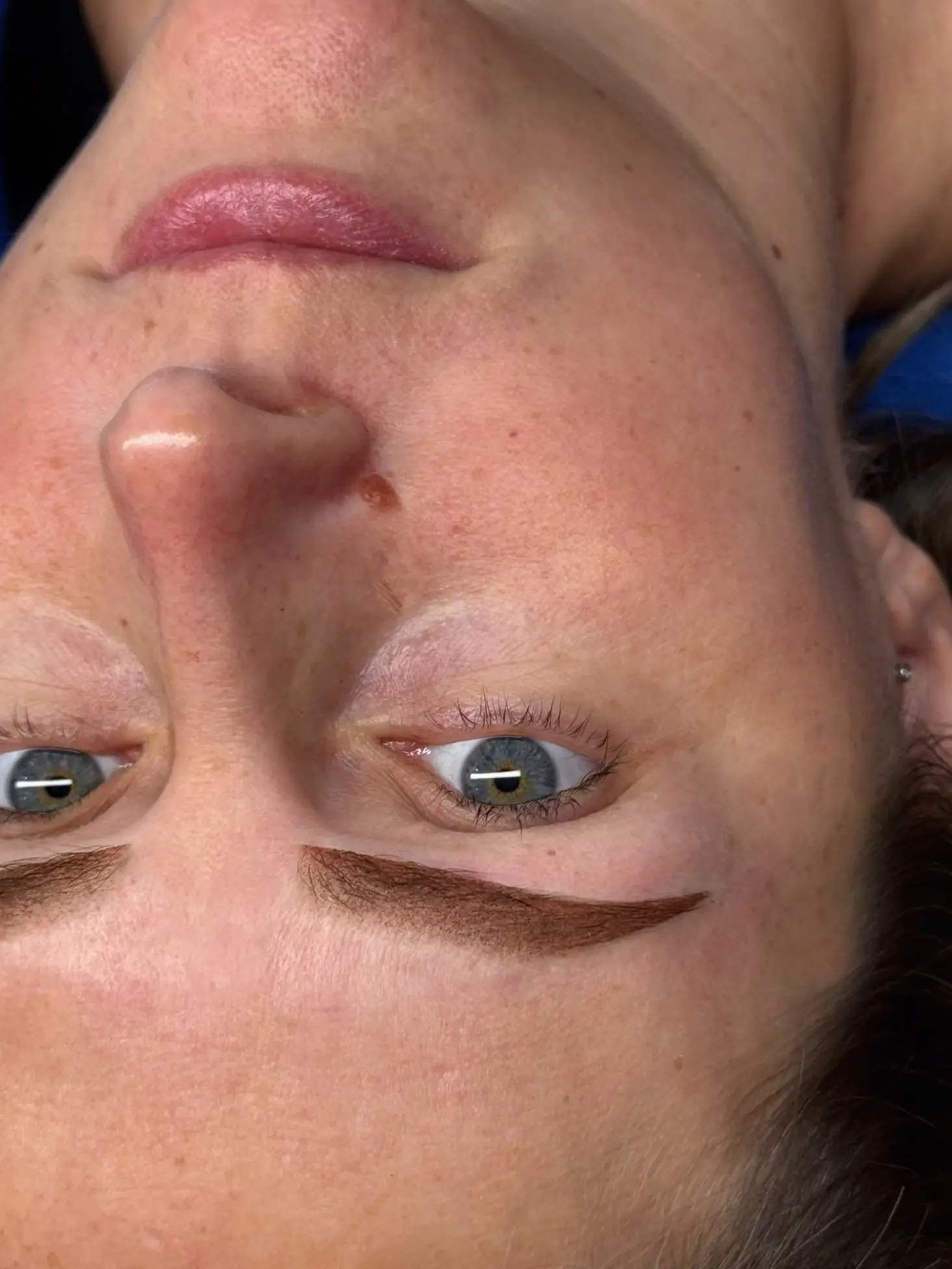 Resultaat van PMU Powderbrows met volle wenkbrauwen bij Dermaé in Landgraaf.